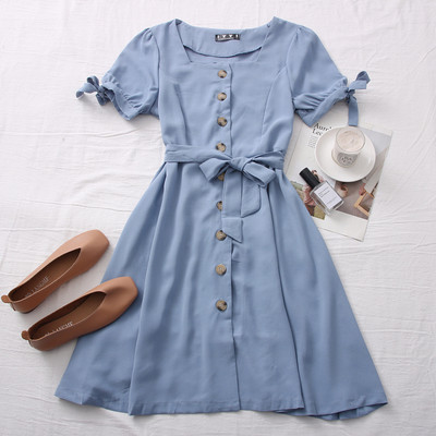 Alkalmi női ruha négyzet alakú nyakkivágással és övvel