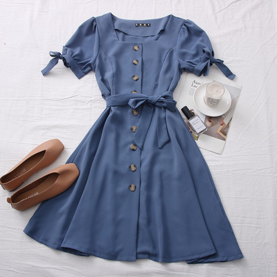 Alkalmi női ruha négyzet alakú nyakkivágással és övvel