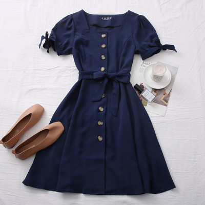 Alkalmi női ruha négyzet alakú nyakkivágással és övvel