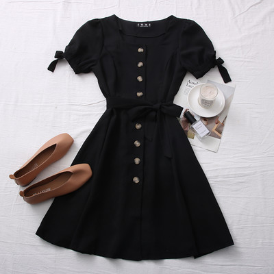 Alkalmi női ruha négyzet alakú nyakkivágással és övvel