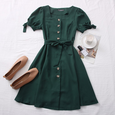 Alkalmi női ruha négyzet alakú nyakkivágással és övvel