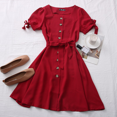 Alkalmi női ruha négyzet alakú nyakkivágással és övvel