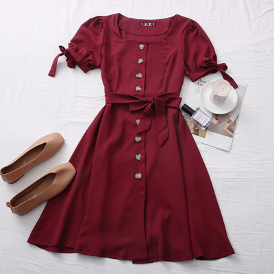 Alkalmi női ruha négyzet alakú nyakkivágással és övvel