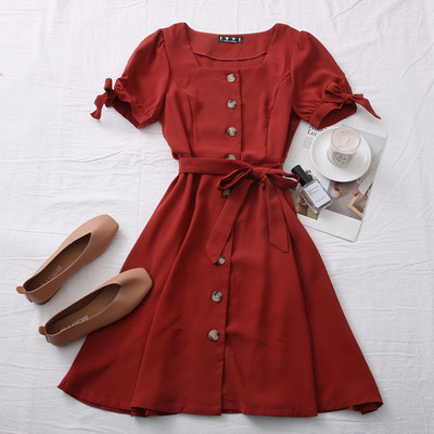 Alkalmi női ruha négyzet alakú nyakkivágással és övvel