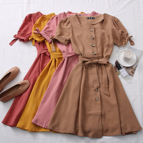 Alkalmi női ruha négyzet alakú nyakkivágással és övvel