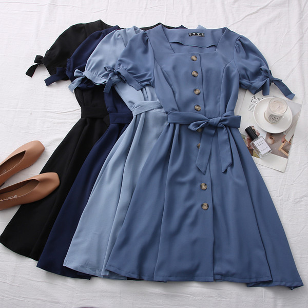 Alkalmi női ruha négyzet alakú nyakkivágással és övvel