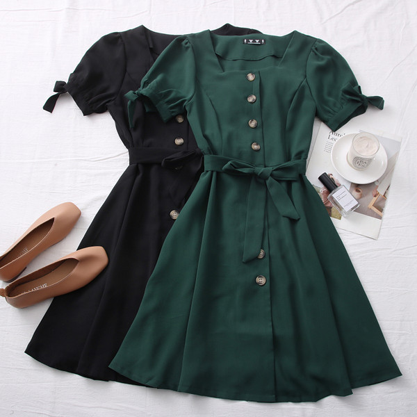 Alkalmi női ruha négyzet alakú nyakkivágással és övvel