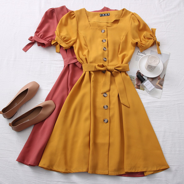 Alkalmi női ruha négyzet alakú nyakkivágással és övvel