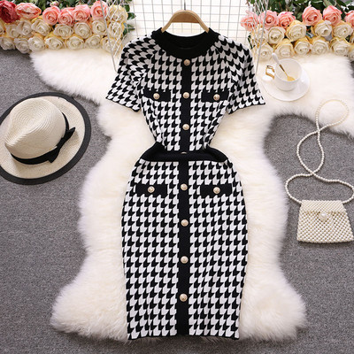 Modern női ruha gombokkal és rövid ujjú