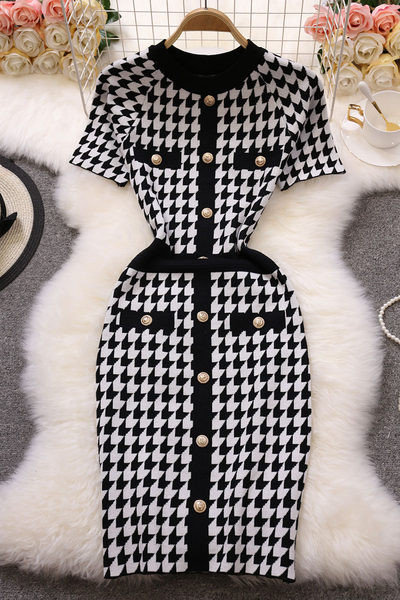 Modern női ruha gombokkal és rövid ujjú