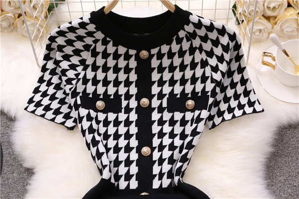 Modern női ruha gombokkal és rövid ujjú