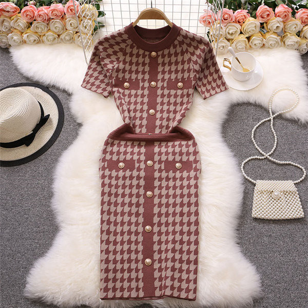 Modern női ruha gombokkal és rövid ujjú