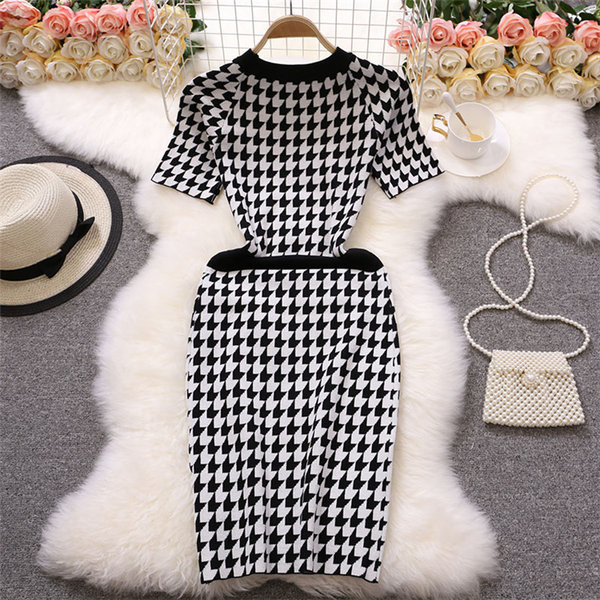 Modern női ruha gombokkal és rövid ujjú