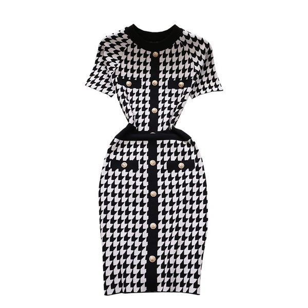 Modern női ruha gombokkal és rövid ujjú