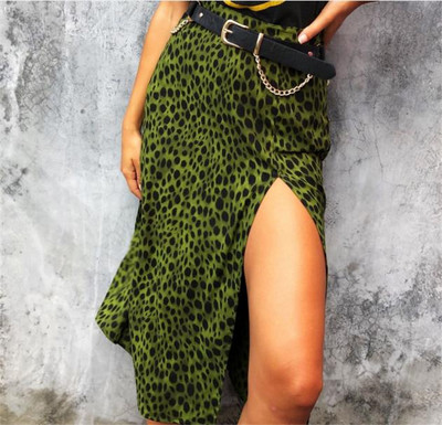 Aszimmetrikus női szoknya hasítékkal