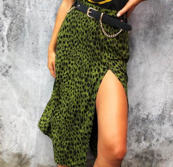 Aszimmetrikus női szoknya hasítékkal