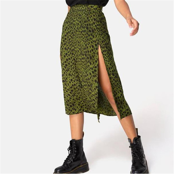 Aszimmetrikus női szoknya hasítékkal