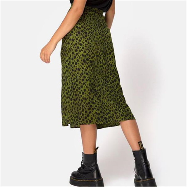 Aszimmetrikus női szoknya hasítékkal