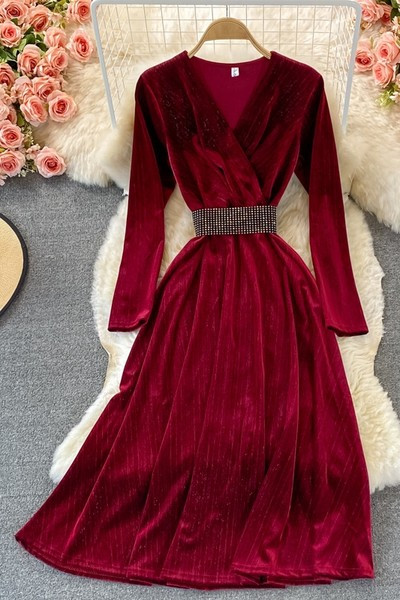 Särava efektiga ja spitsikaelusega naiste kleit