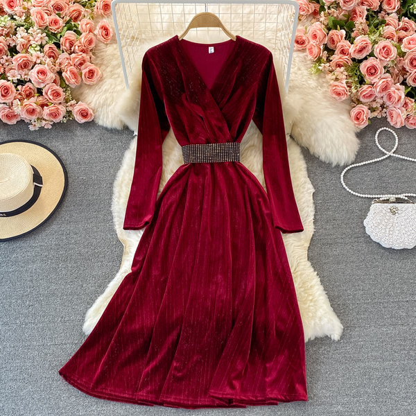 Särava efektiga ja spitsikaelusega naiste kleit