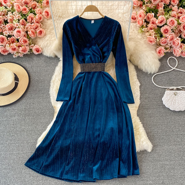 Särava efektiga ja spitsikaelusega naiste kleit