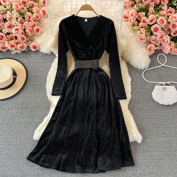 Särava efektiga ja spitsikaelusega naiste kleit