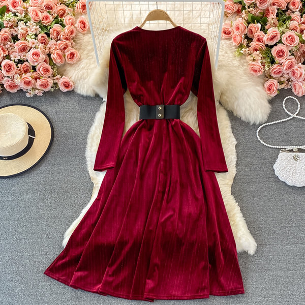 Särava efektiga ja spitsikaelusega naiste kleit