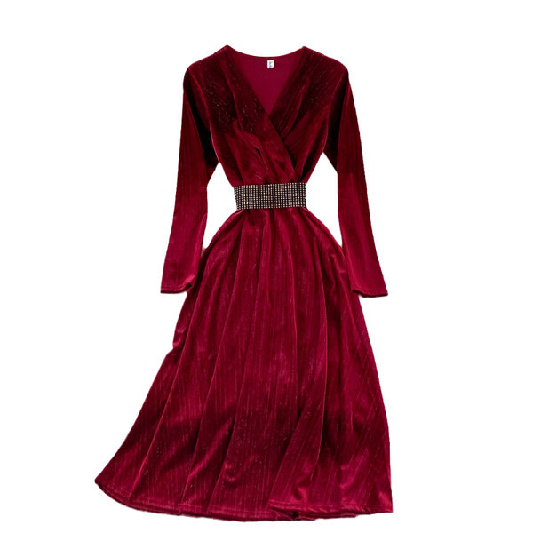 Särava efektiga ja spitsikaelusega naiste kleit