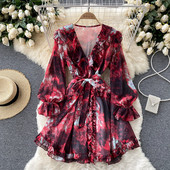 Vabaaja naiste kleit spitsikaelusega ja vöökohaga