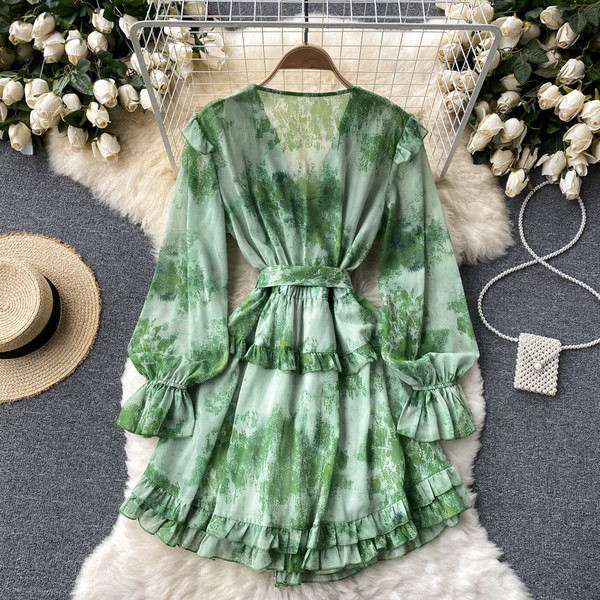 Vabaaja naiste kleit spitsikaelusega ja vöökohaga