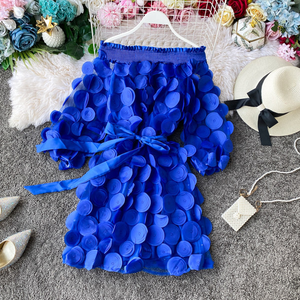 Κομψό γυναικείο φόρεμα με λαιμόκοψη σκάφους