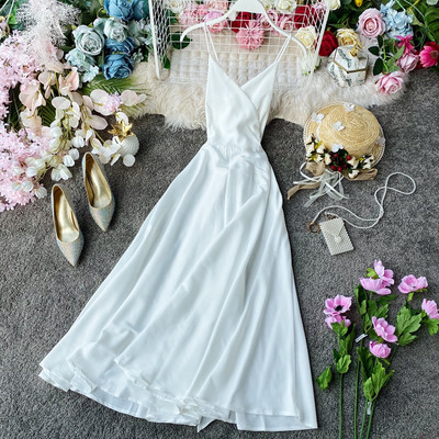 Pikk kleit õhukeste rihmade ja spitsikaelusega