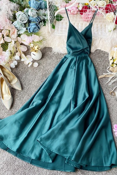 Pikk kleit õhukeste rihmade ja spitsikaelusega