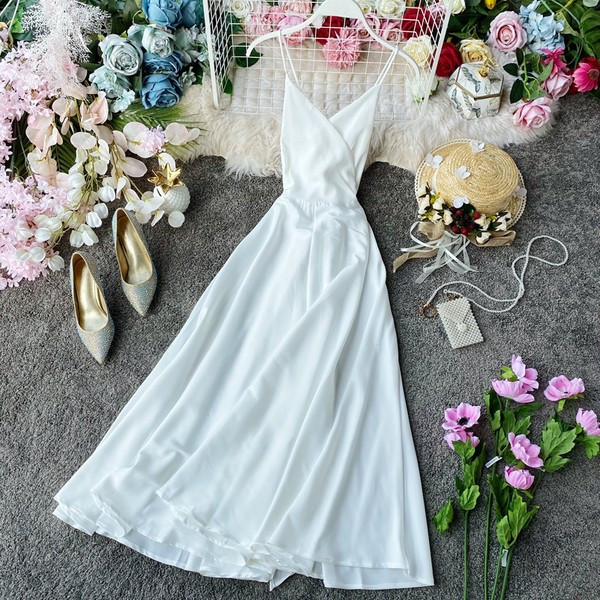 Pikk kleit õhukeste rihmade ja spitsikaelusega