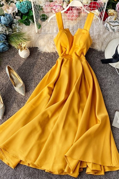 Aktuális pántos női ruha