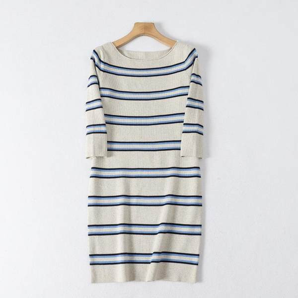 Φθινοπωρινό ριγέ φόρεμα από λεπτό πλέξιμο