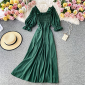 Moderna haljina s četvrtastim izrezom i kratkim rukavima