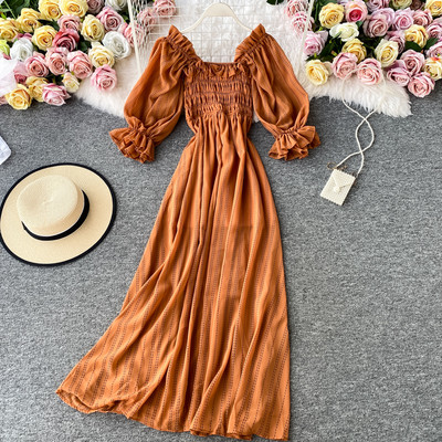 Moderna haljina s četvrtastim izrezom i kratkim rukavima