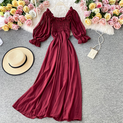 Moderna haljina s četvrtastim izrezom i kratkim rukavima