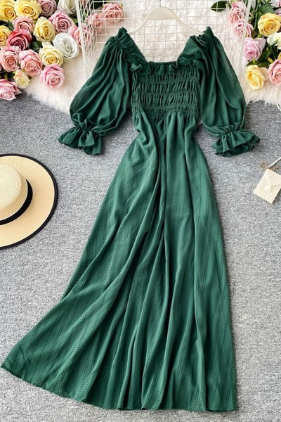 Moderna haljina s četvrtastim izrezom i kratkim rukavima