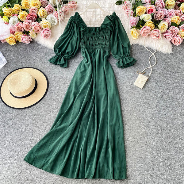 Moderna haljina s četvrtastim izrezom i kratkim rukavima