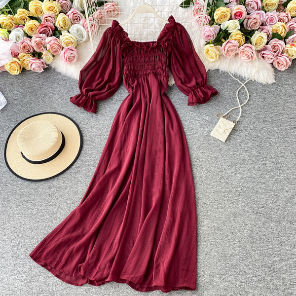 Moderna haljina s četvrtastim izrezom i kratkim rukavima