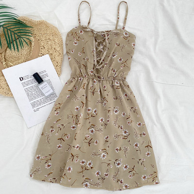 Μοντέρνο γυναικείο φόρεμα με λεπτούς ιμάντες και λουλουδάτο μοτίβο σε διάφορα χρώματα