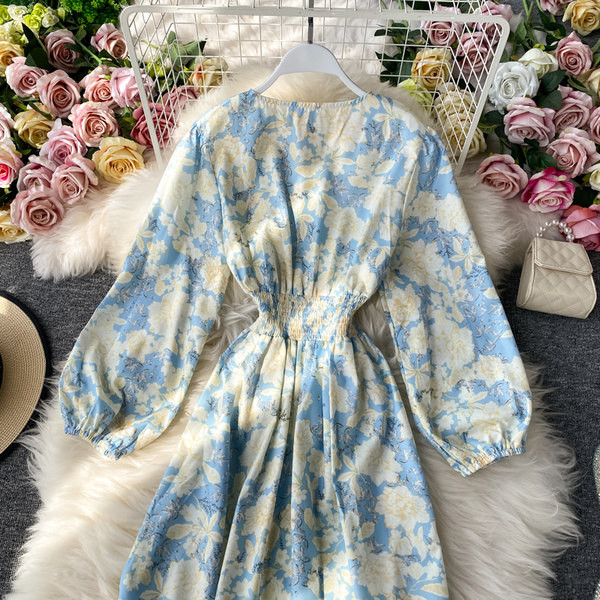 Rochie moderna de dama cu nasturi si decolteu spitz