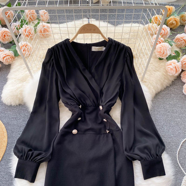 Elegantna ženska haljina s gumbima i špic izrezom