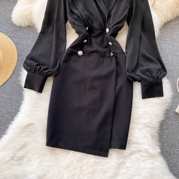 Elegantna ženska haljina s gumbima i špic izrezom