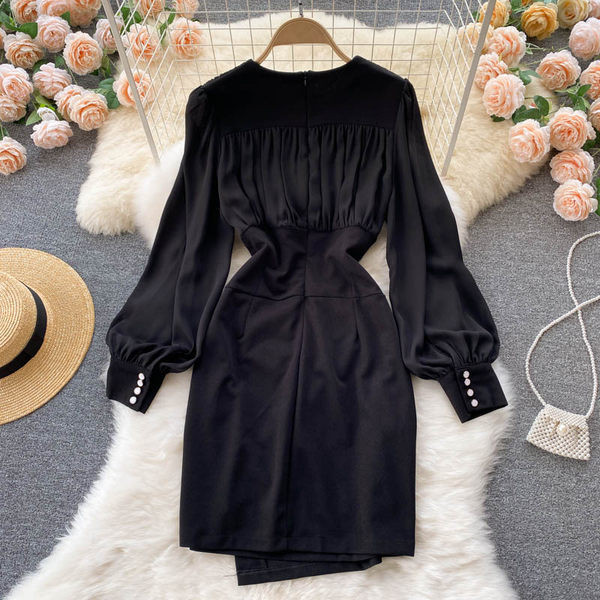 Elegantna ženska haljina s gumbima i špic izrezom