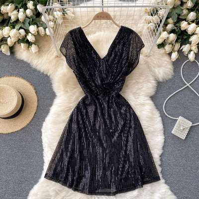 Moodne naiste kleit litrite ja spitsikaelusega