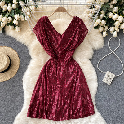 Moodne naiste kleit litrite ja spitsikaelusega