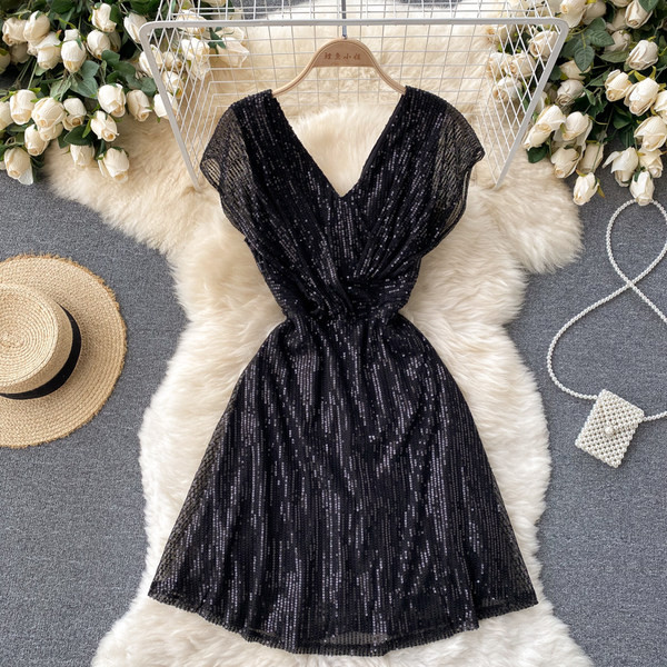 Moodne naiste kleit litrite ja spitsikaelusega